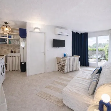 Giens, A Pied, Jardin Prive Apartment *